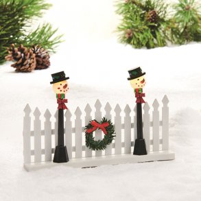 Hegn med lygteple med lys