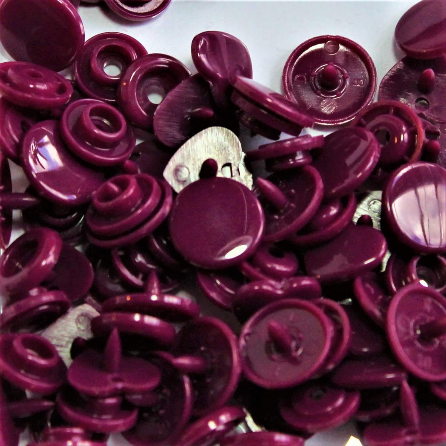 Trykknapper i plast - Runde/Hjerter - Plum purple