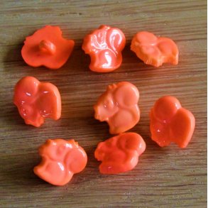 8 stk. Knapper i plast-Laksefarvet-Egern