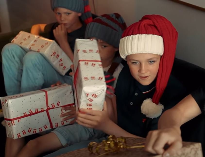 Nissehue i groft strik - Stribet r�d/Gr� - Fra 2 �r til voksen-med/uden navn