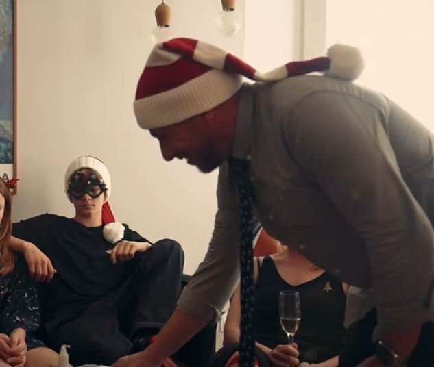 Nissehue i groft strik - Stribet r�d/Gr� - Fra 2 �r til voksen-med/uden navn