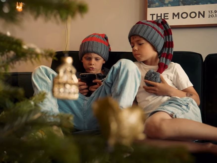 Nissehue i groft strik - Stribet r�d/Gr� - Fra 2 �r til voksen-med/uden navn