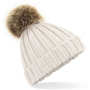 Strikhue med navn og stor pompom - Junior - Beige